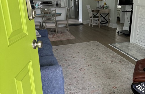 Holly Hill House | Charming Cottage: Minutes to Beach