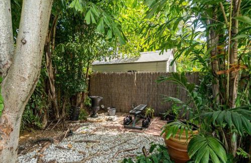 Victoria Park House | Charming Cottage 1BR, Pool, Victoria Park