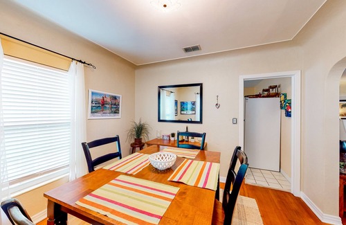 Historic Old Northeast House | Charming cottage with patio & W/D - walk to the Bay Bay and North Shore Park