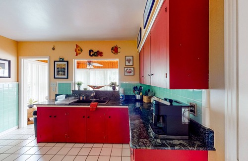 Historic Old Northeast House | Charming cottage with patio & W/D - walk to the Bay Bay and North Shore Park