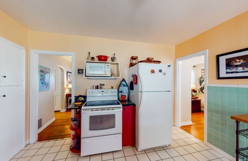 Historic Old Northeast House | Charming cottage with patio & W/D - walk to the Bay Bay and North Shore Park