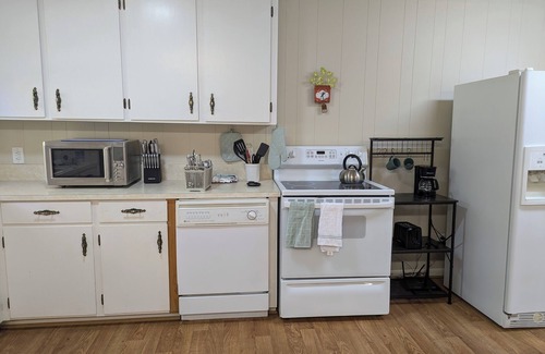 Winston - Salem Cottage | Charming cottage in Winston-Salem with WiFi and AC