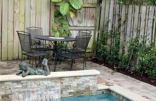 Flamingo Parks House | Charming Cottage Vacation Home Home