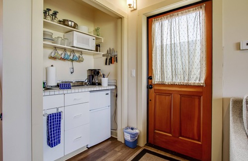 Mendocino Cottage | Charming cottage w/dramatic views and fireplace. Ideal location