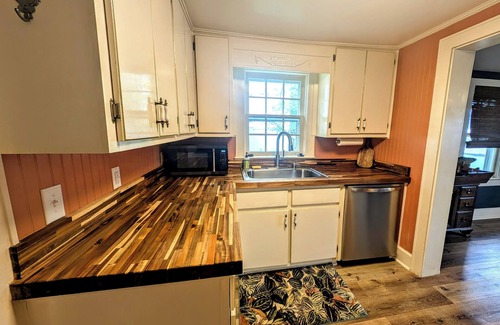 Guntersville Cottage | Charming cottage with 3 bed, 2 bath, and amenities in enchanting Guntersville.