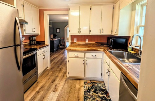 Guntersville Cottage | Charming cottage with 3 bed, 2 bath, and amenities in enchanting Guntersville.