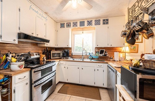 Hickory House | Charming Cottage- Walk to LRU