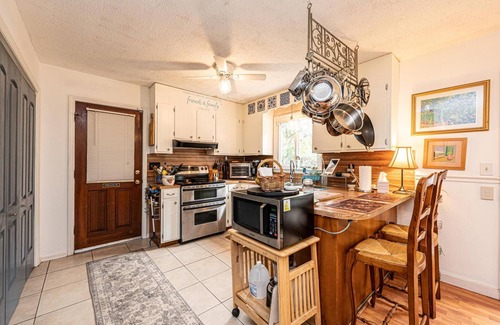 Hickory House | Charming Cottage- Walk to LRU