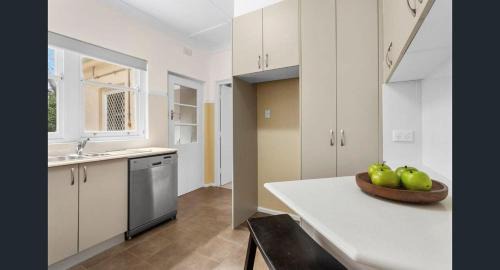 Braddon House | Charming Cottage Walk to City and Eat Street
