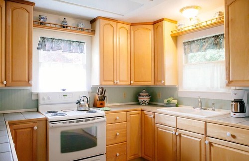 Eastsound Cottage | Charming Cottage, Walk to Shops, Dining & Public Beach, Pastoral Acre Location