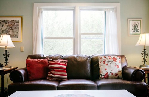 Eastsound Cottage | Charming Cottage, Walk to Shops, Dining & Public Beach, Pastoral Acre Location