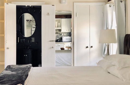 Audubon House | Charming Cottage with an Ergonomic Bed