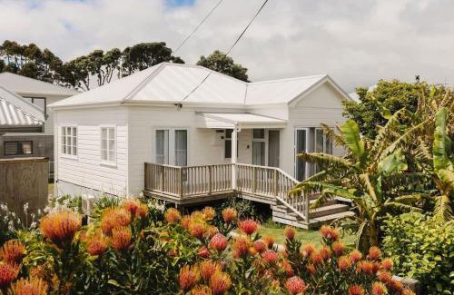 New Plymouth House | Charming Cottage - with deck & beach access