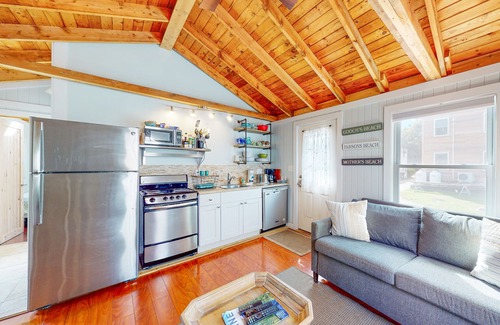 Kennebunk Cottage | Charming cottage with outdoor pool, firepit, jetted bathtub, & partial AC