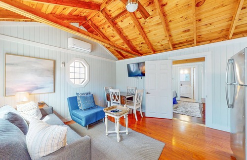 Kennebunk Cottage | Charming cottage with outdoor pool, firepit, jetted bathtub, & partial AC