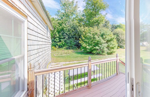Kennebunk Cottage | Charming cottage with outdoor pool, firepit, jetted bathtub, & partial AC