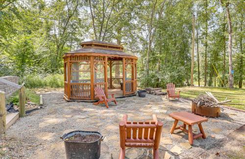 Zanesville House | Charming Couples Cabin on 40 Acres in Zanesville