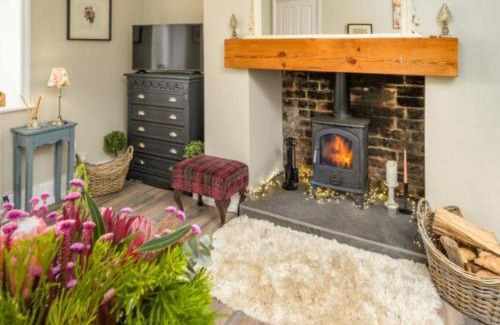 Alnwick House | Charming country cottage at a Victorian Station