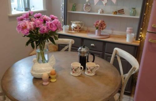 Alnwick House | Charming country cottage at a Victorian Station
