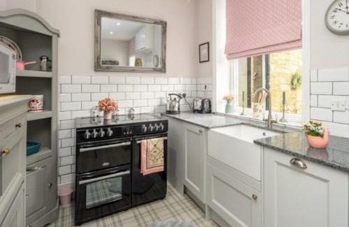 Alnwick House | Charming country cottage at a Victorian Station