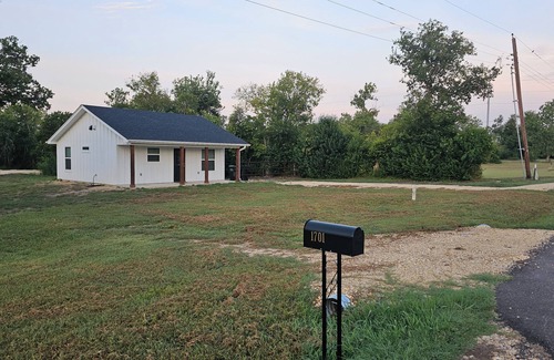 Leon Junction House | Charming Country Cottage on 1 acre in the City. 2-bdrm 1 ba