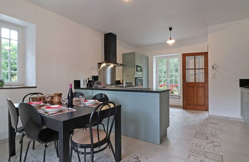 Bizou Cottage | Charming Country House: 3 Bedrooms, Private Garden, Terrace, Central Heating, Near Lake, Free WiFi