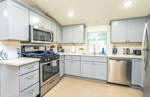 Bonita House | Charming Country Retreat with Modern Amenities