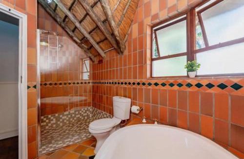 Greater Johannesburg Metropolitan Area Villa | Charming Country Villa Sandton with Back Up Power & Water