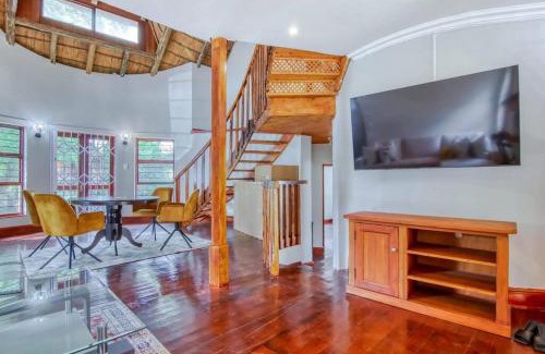 Greater Johannesburg Metropolitan Area Villa | Charming Country Villa Sandton with Back Up Power & Water