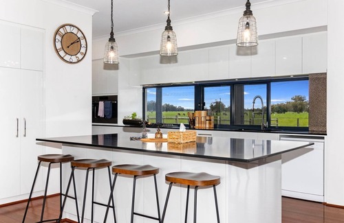 Bovell House | Charming Countryside Getaway: Cozy Farm View Retreat in Bovell