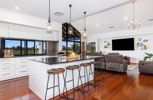 Bovell House | Charming Countryside Getaway: Cozy Farm View Retreat in Bovell