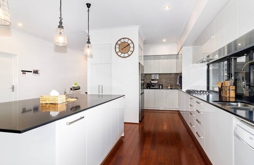 Bovell House | Charming Countryside Getaway: Cozy Farm View Retreat in Bovell