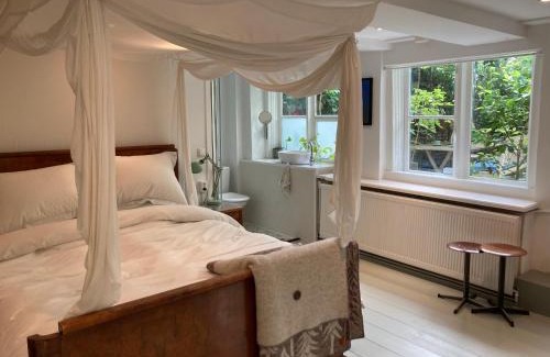 Grachtengordel-West Bed & Breakfast | Charming Courtyard Garden