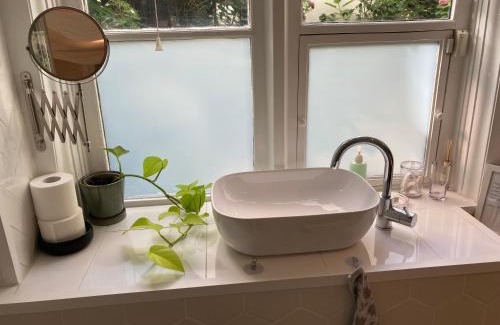 Grachtengordel-West Bed & Breakfast | Charming Courtyard Garden