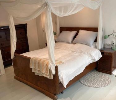 Grachtengordel-West Bed & Breakfast | Charming Courtyard Garden
