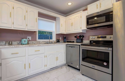 Springfield House | Charming & Cozy 3-bedroom house in wonderful Springfield with AC