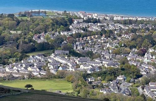 Llanfairfechan Apartment | Charming, Cozy Apartment, 2 mins from the Beach