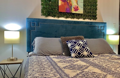 Shawanese Apartment | Charming & Cozy ~ Breathtaking Lake & Sunset Views