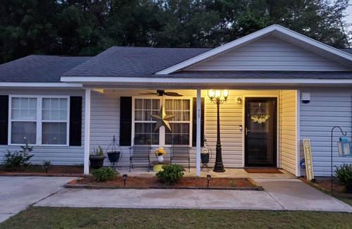 Varnville House | Charming COZY Countryside 4-bedroom house in welcoming Varnville with WiFi, AC