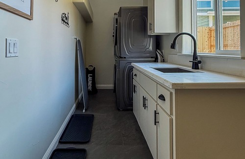 Coarsegold House | Charming Cozy Eco Hut - Serene Yosemite Escape - The Black Swan