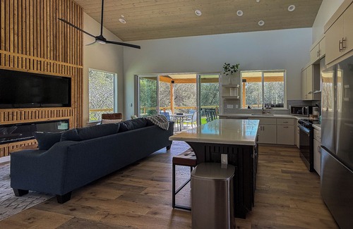 Coarsegold House | Charming Cozy Eco Hut - Serene Yosemite Escape - The Black Swan