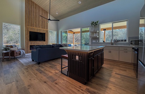 Coarsegold House | Charming Cozy Eco Hut - Serene Yosemite Escape - The Black Swan