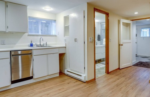 Seaview Apartment | Charming & Cozy Seattle Apartment w/ Fireplace!