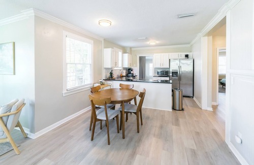 Southbank House | Charming Cozy Stay with Hot Tub near Downtown Jacksonville