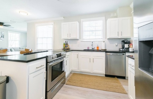 Southbank House | Charming Cozy Stay with Hot Tub near Downtown Jacksonville
