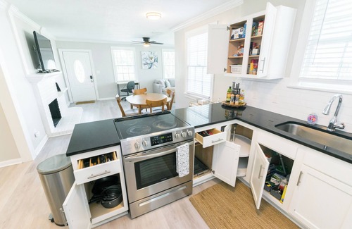 Southbank House | Charming Cozy Stay with Hot Tub near Downtown Jacksonville
