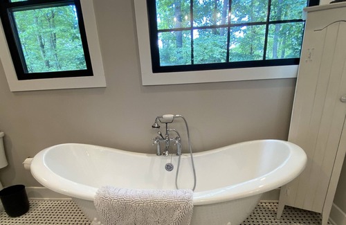 Durham House | Charming Craftsman Retreat: Golf Course, Scenic River and Fine Dining