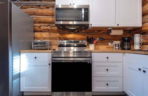 Victor House | Charming Creek-Side Cabin in the Heart of Victor