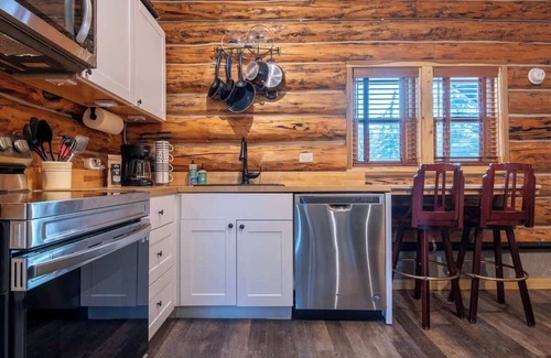 Victor House | Charming Creek-Side Cabin in the Heart of Victor