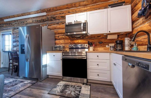 Victor House | Charming Creek-Side Cabin in the Heart of Victor